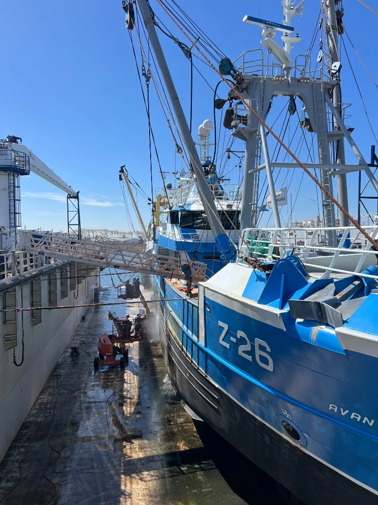 Vissersvaartuig Z-26 in een sluis, met masten, nettenwerk en de brug